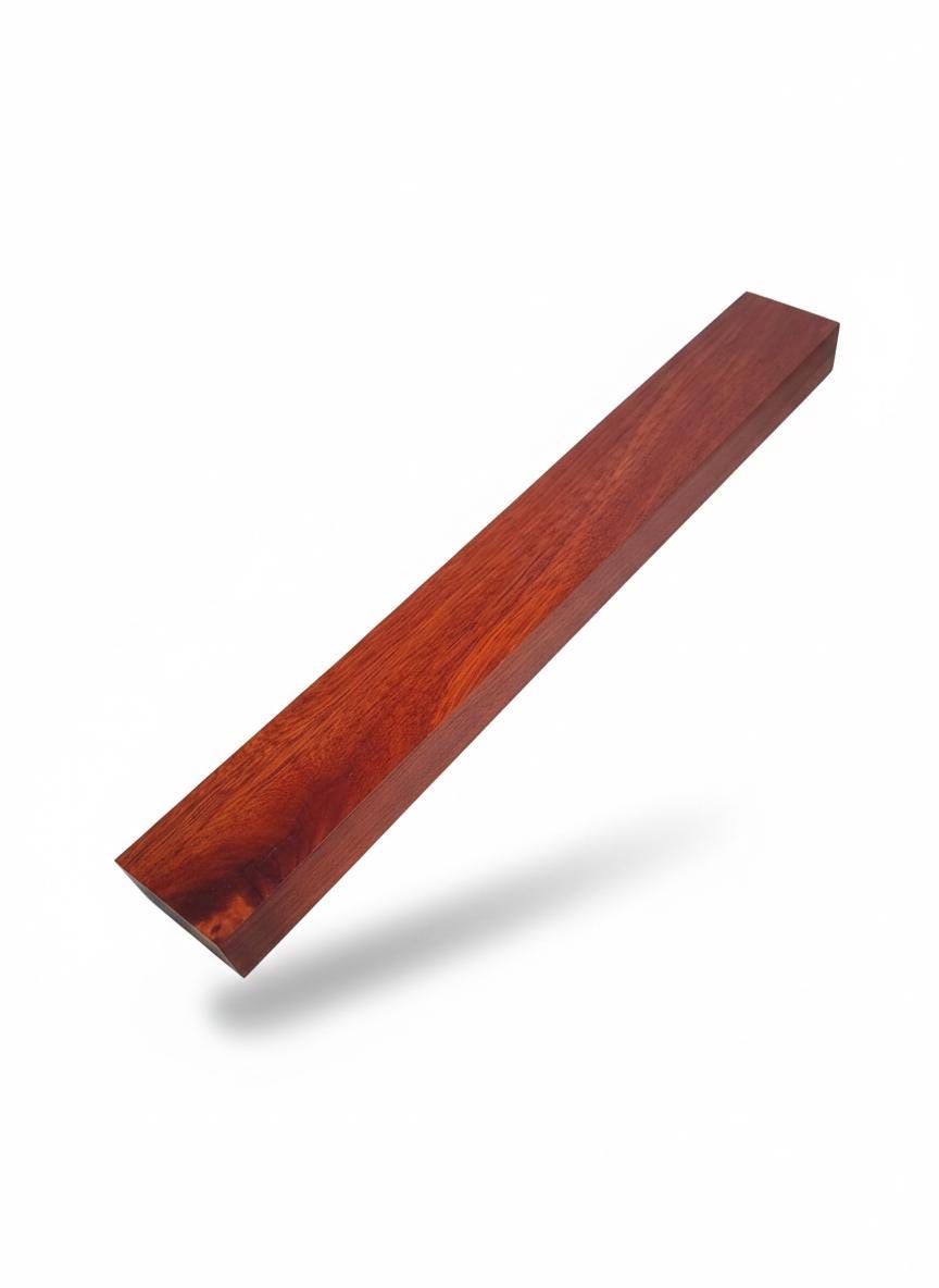 Bloc bois exotique rouge ultra dense 1.30 g cm3 tres grande durete piece unique premium