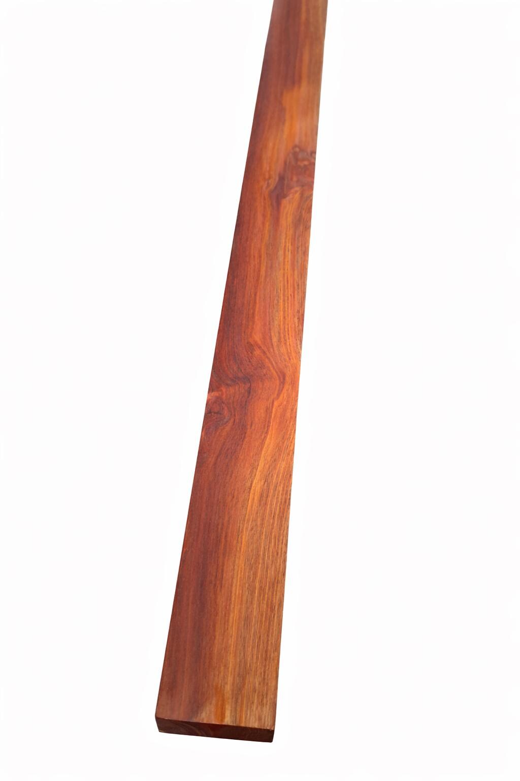 Bois exotique rouge brun ultra dense reflets dorés pièce longue premium pour lutherie et projets haut de gamme