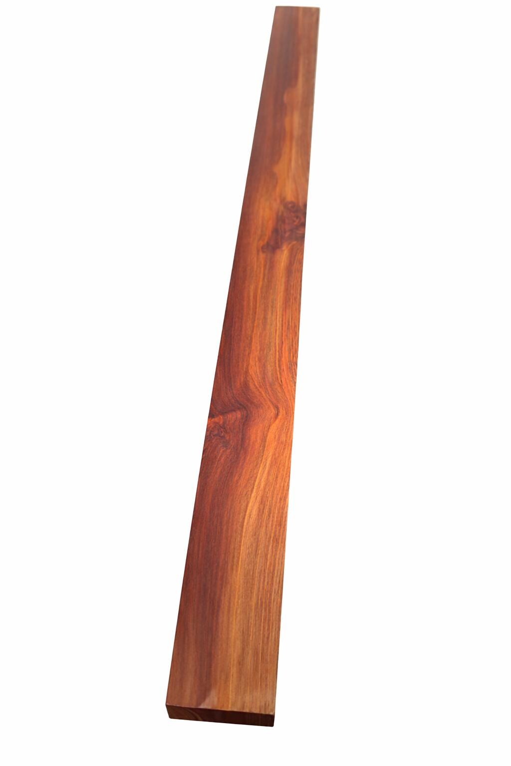 Bois exotique rouge brun ultra dense reflets dorés pièce longue premium pour lutherie et projets haut de gamme